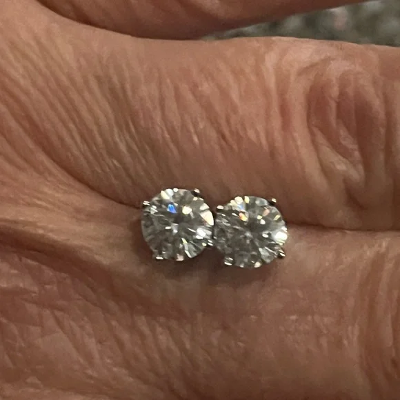 Brand new Moissanite 2.0 carat .925 Studs - Picture 2 of 9